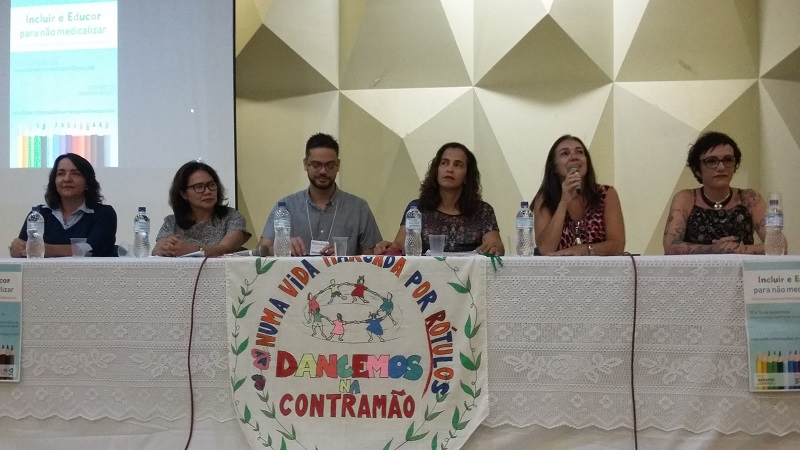 Mesa de abertura do IV Encontro Goiano de Psicologia Escolar e Educacional. Da esquerda para a direita: Ionara Rabelo (CRP), Sônia Shima (ABRAPEE), Thales Cavalcanti (UFG), Jordana de Castro (UFG), Noeli Nogueira (UFG) e Valeska Viana (IFG)